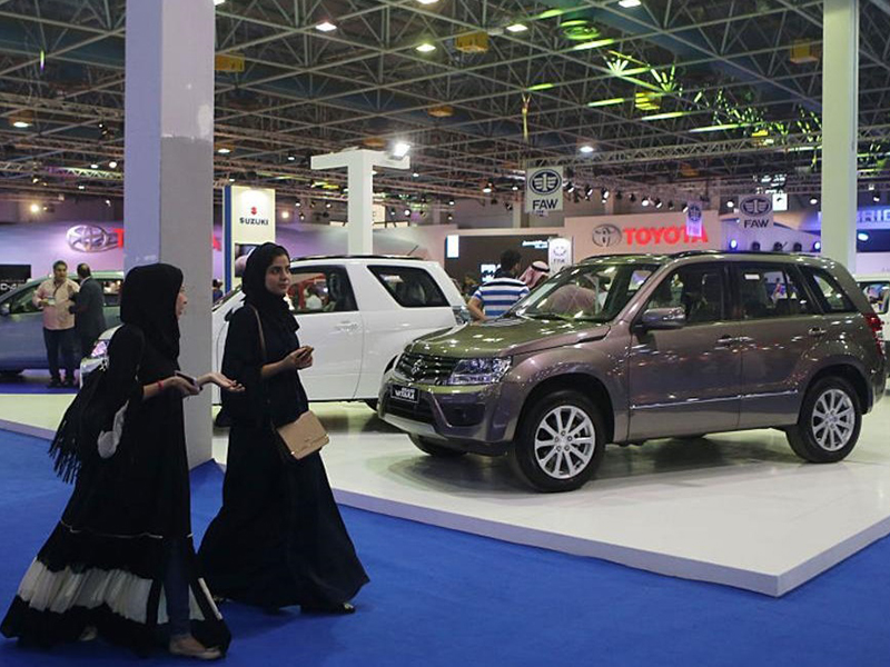اضغط لمشاهدة الفيديو: أول معرض سيارات للنساء في السعودية